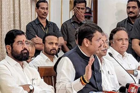 नवाब मलिक यांना पक्षात घेऊ नका
