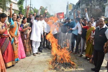 वि. दा. सावरकरांचा अपमान अमान्य