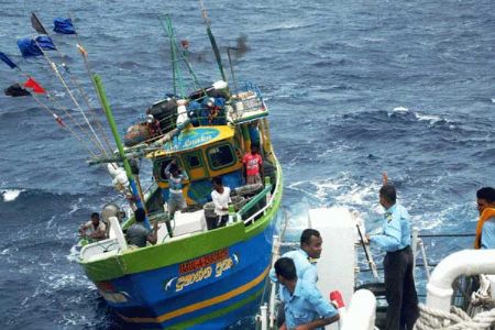 श्रीलंका नौदलाकडून 12 भारतीय मच्छिमारांना अटक