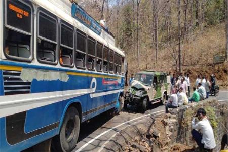 ट्रॅव्हल्सची वनविभागाच्या गाडीला धडक
