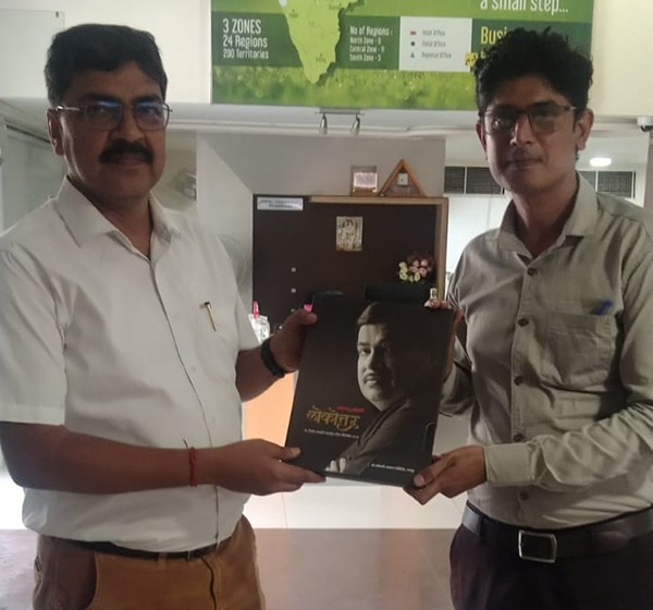 अंकुर सिड्स प्रायव्हेट लिमिटेडचे जनसंपर्क अधिकारी  श्री मनोज सिंग यांना विशेषांक प्रदान