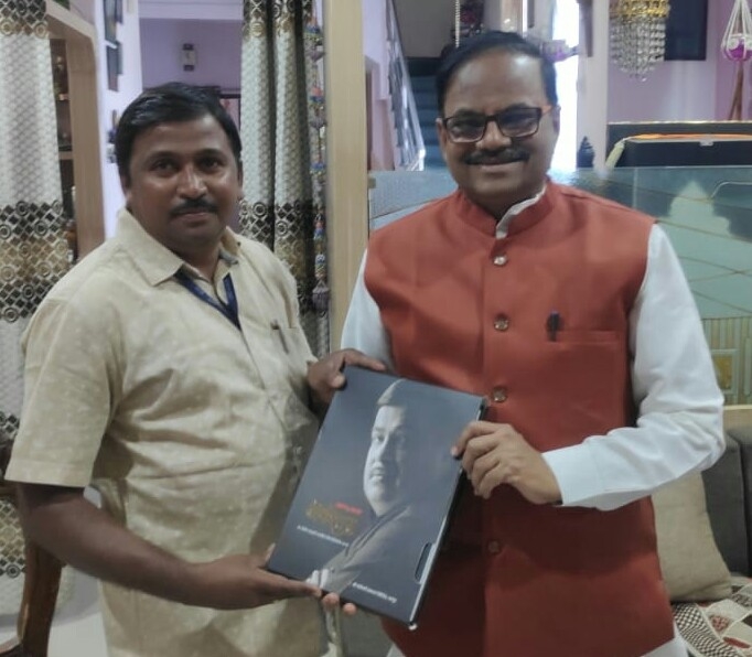 खासदार डॉ. अनिल बोंडे यांना केंद्रीय मंत्री नितीन गडकरी 'लोकोत्तर' विशेषांक सप्रेम भेट