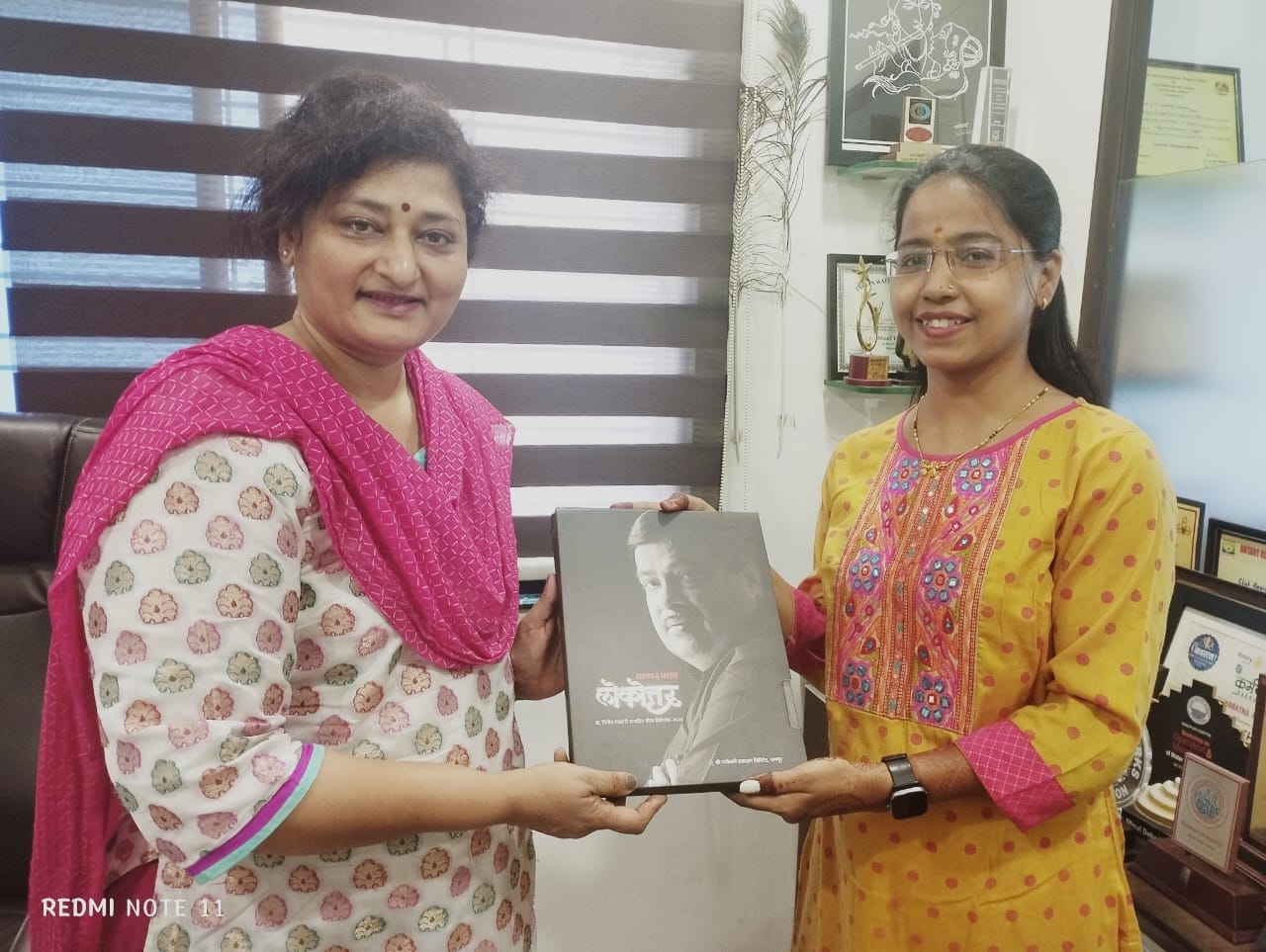 Engineer Minal Dehdrai ह्यांना विशेष अंक प्रदान करताना..
