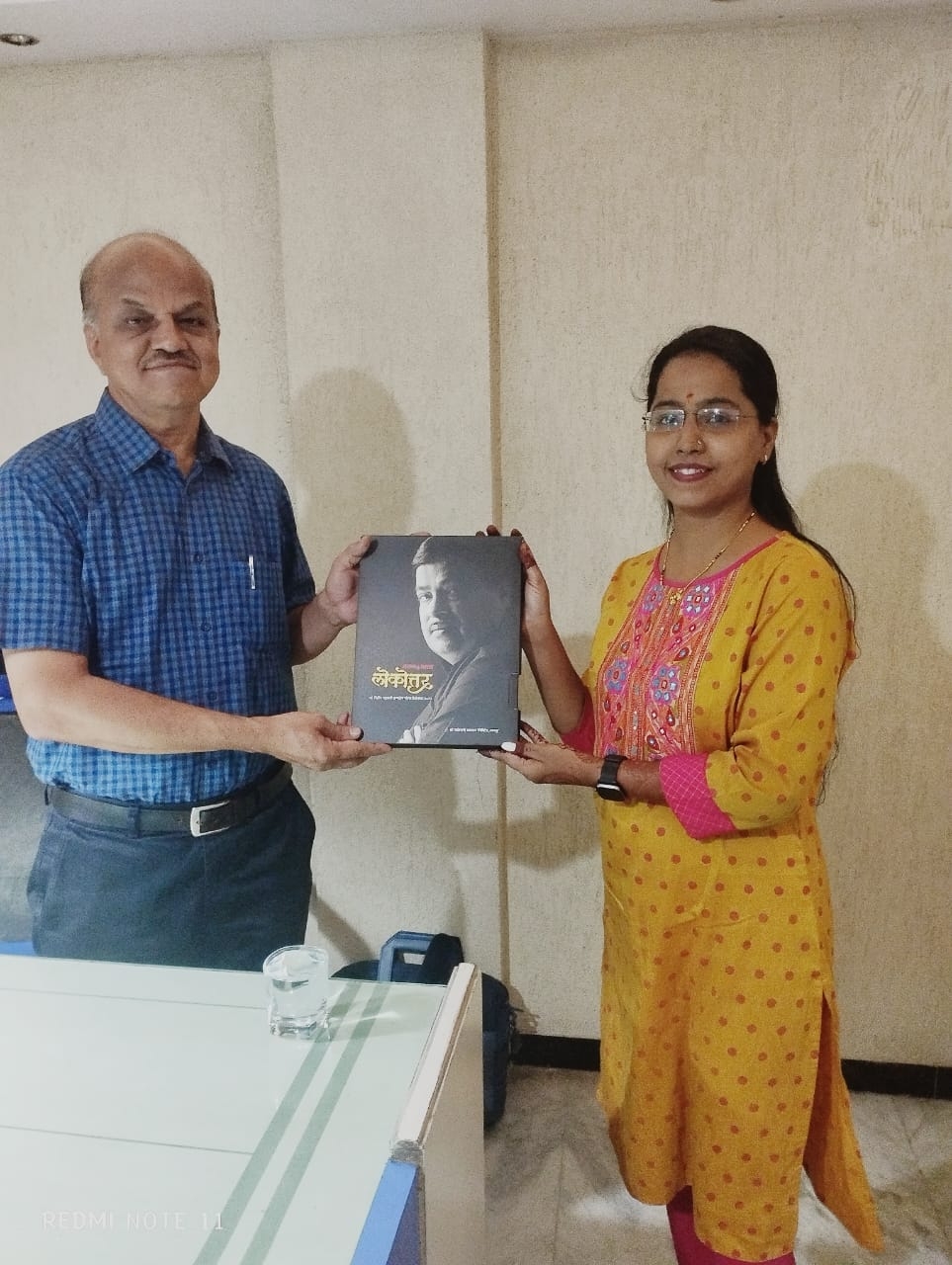 रघुकुल कन्स्ट्रक्शन चे ओनर दिलीप भराडे ह्यांना विशेष अंक देताना.