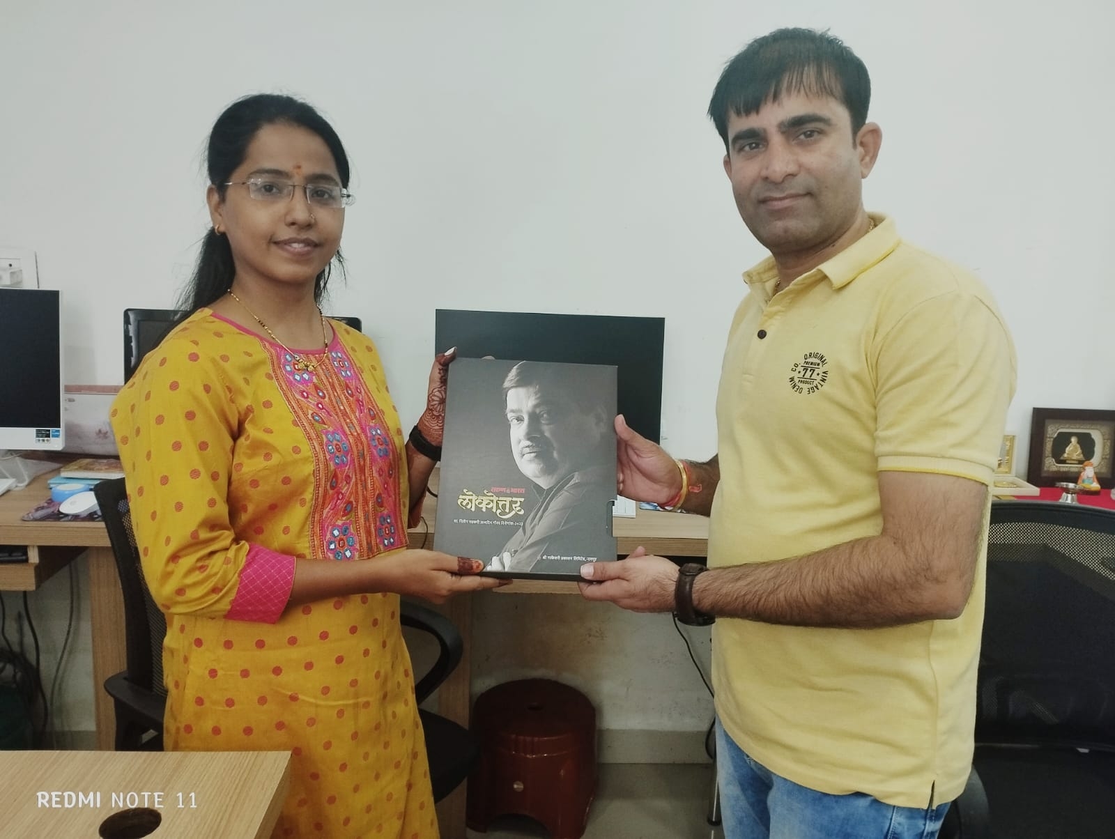 Maann Medical pvt Ltd चे चेअरमन जीतू बेलानी ह्यांना विशेष अंक प्रदान करतांना..