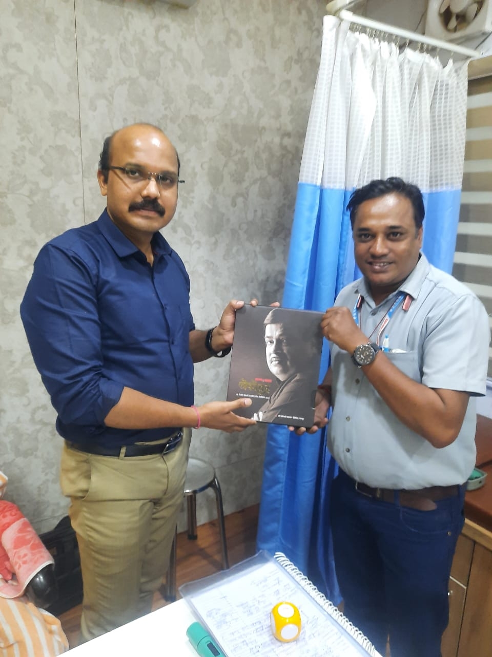 ऍडव्हान्स होमिओपॅथी क्लिनिकचे डॉ पंकज निमजे यांना विशेषांक प्रदान करतांना