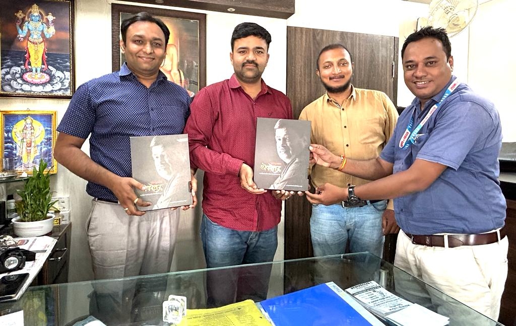तरुण भारत तर्फे प्रकाशित नितीनजी गडकरी यांचे सेवाकार्यावर आधारित लोकोत्तर कॉफी टेबल अंक भाजपा वैद्यकीय आघाडीचे महामंत्री डॉ श्रीरंग वराडपांडे, मंत्री डॉ अजय सारंगपुरे यांना प्रदान करतांना