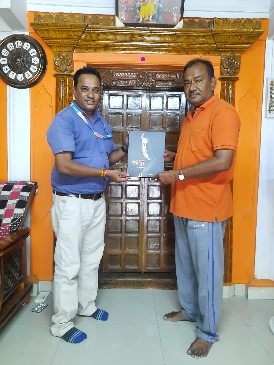 सामाजिक कार्यकर्ता व मध्य नागपूर उपाध्यक्ष श्री सुनील नांदूरकर यांना लोकोत्तर विशेषांक प्रदान करताना