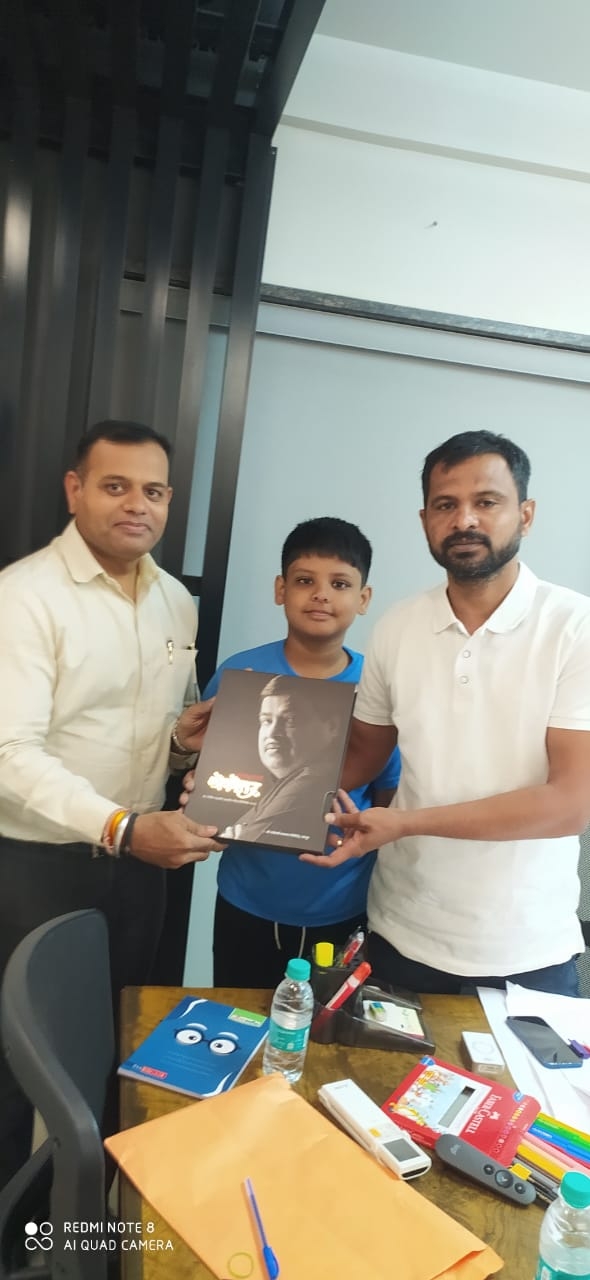 प्रफुल्ल देशमुख अँड कंपनीचे संचालक यांना विशेष अंक देताना तरुण भारताचे महावस्थापक देवेन टोणपे