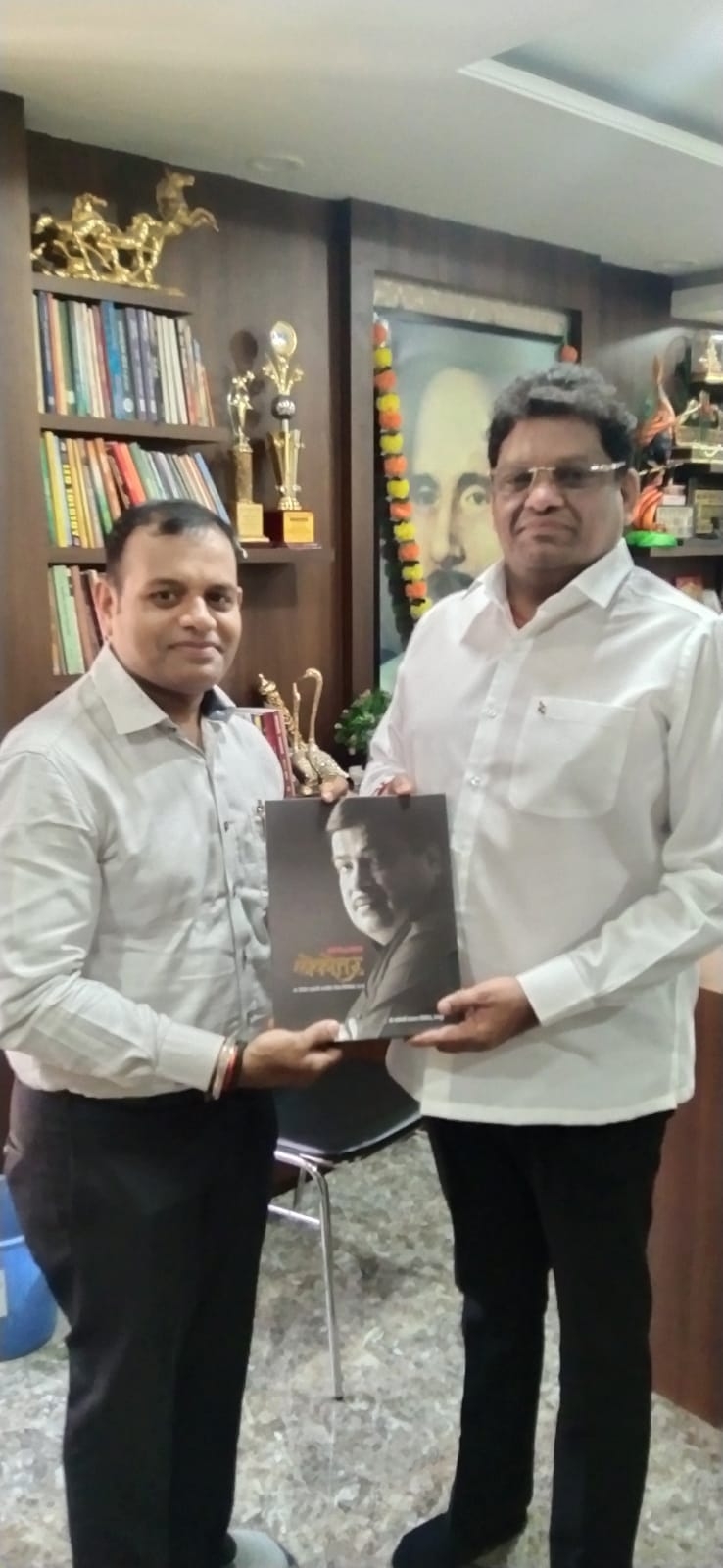 CAMIT चे president श्री दीपेन अग्रवाल यांना विशेषांक प्रदान करतांना श्री देवेन टोनपे