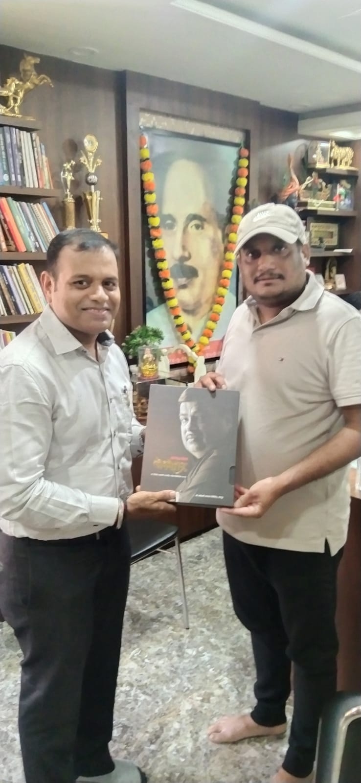 आमदार श्री प्रवीण दटके यांना विशेषांक प्रदान करतांना श्री देवेन टोनपे