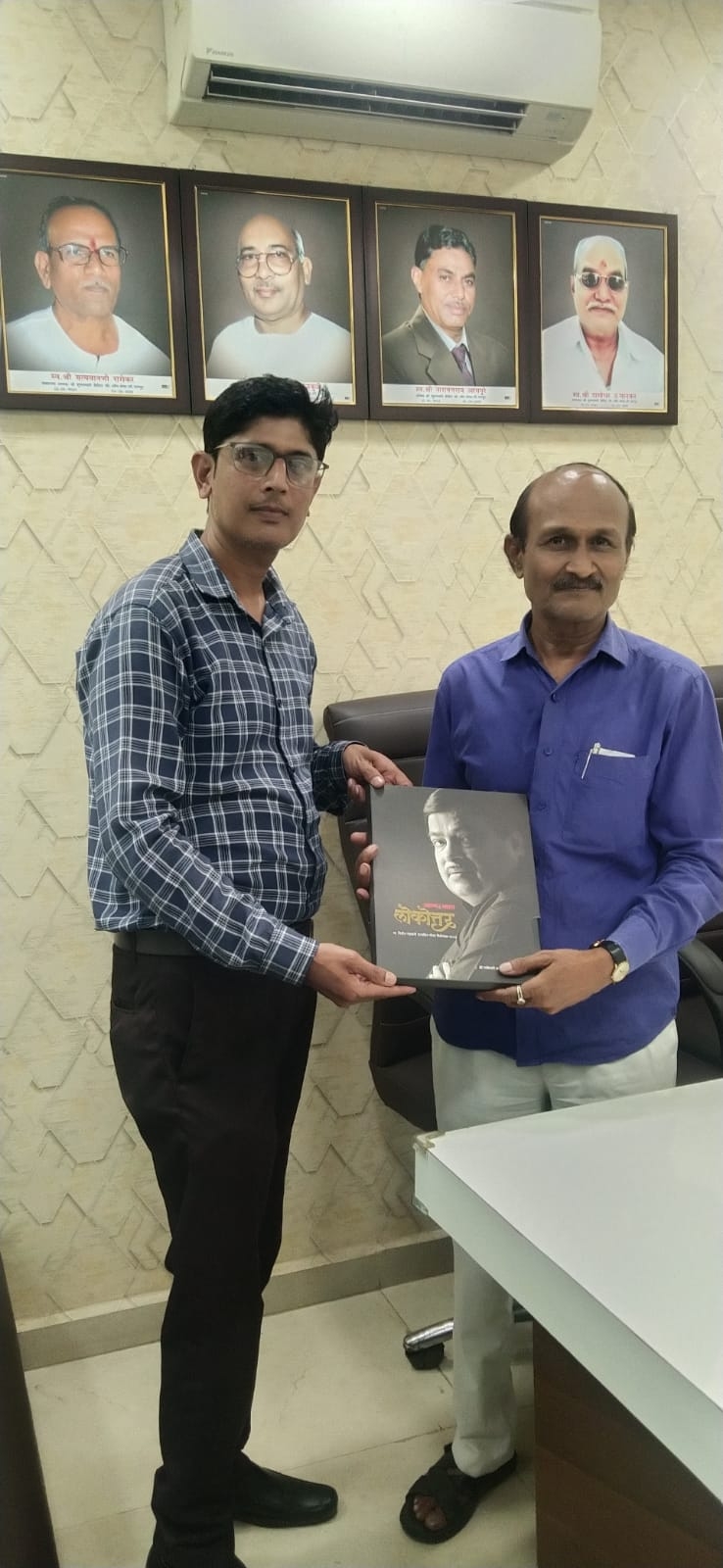 श्री शुभलक्ष्मी सोसायटी चे अध्यक्ष श्री राजेंद्र कापसे यांना विशेषांक प्रदान