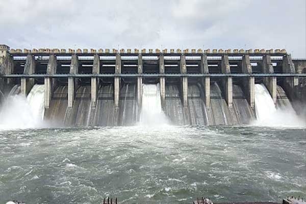 gates of Upper Wardha dam