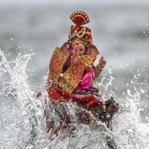 दीड दिवसांच्या गणपतीचे विसर्जन सुरू