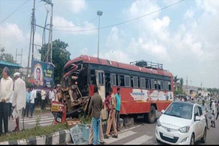 आयसरच्या धडकेने एसटी चढली दुभाजकावर