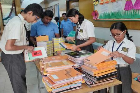 पूरग्रस्त मुलांच्या मदतीसाठी धावले मुंडले इंग्लिश शाळेचे विद्यार्थी