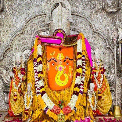 या गणेश मंदिराच्या भिंतीवर उलटा स्वस्तिक