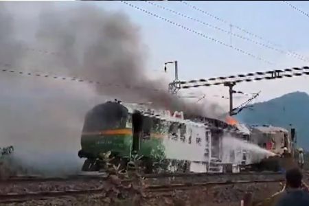रुळावर उभ्या असलेल्या रेल्वे इंजिनला आग, (व्हिडिओ)