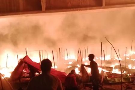 रामनगरिया जत्रेत भीषण आग, 50 हून अधिक झोपड्या जळून खाक