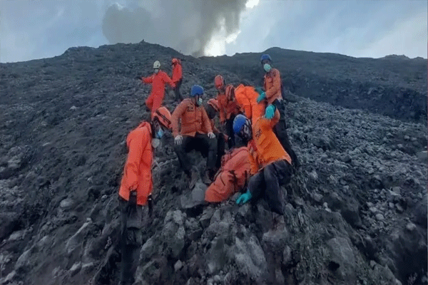 धक्कादायक! महिला पोज देतांना थेट ज्वालामुखीत पडली...