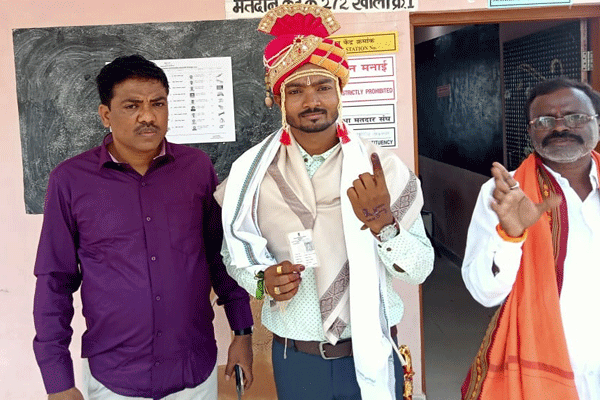 मंडपात जाण्यापूर्वी नवरदेवाने बजावला मतदानाचा हक्क