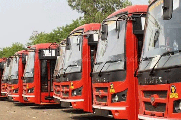 travel theft, cash robbery, bus passenger theft, money stolen in bus, cash theft complaint, Maharashtra bus theft, purse snatching, Sunil Manmode theft, Caranja police, Talegaon police, bus passenger robbery, one lakh rupees stolen, bus travel safety, travel cash robbery, public transport theft