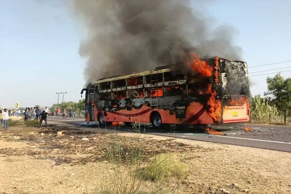 bus-catches-fire-in-jaisalmer
