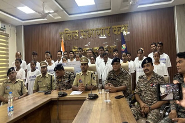 27 Naxalites surrender in Sukmat