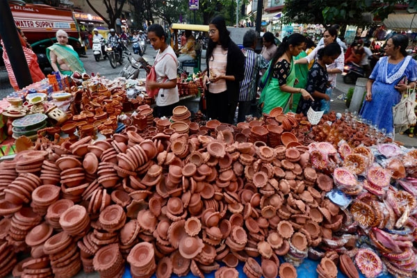 Diwali shopping by Hindus Diwali shopping by Hindus