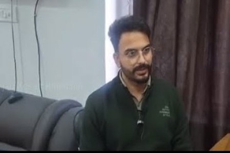 ...आणि डॉक्टर म्हणाला 'उंगली डालकर थोड़ी चेक करूंगा', VIDEO