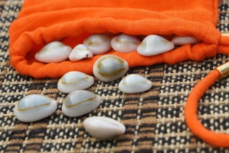 लक्ष्मीपूजनाला समृद्धीसाठी करा कवड्यांचे टोटके
