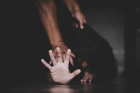 'तू चेटकीण आहे' म्हणत; तीन पुरुषांनी महिलेवर केला सामूहिक बलात्कार