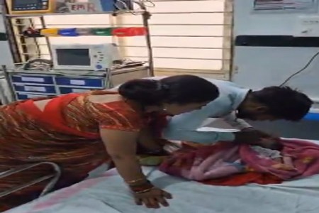 हृदयद्रावक VIDEO : चिमुकल्याला तोंडून ऑक्सिजन देत राहिला काका, तरीही जीव...