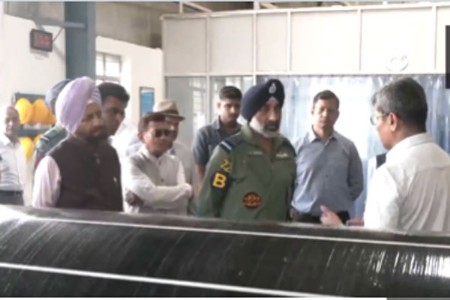 IAF प्रमुखांनी नागपूर येथील सौर उद्योगाच्या संरक्षण संयंत्राचा केला दौरा; VIDEO