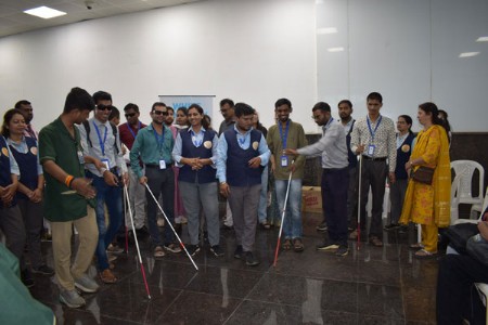 व्हाईट केन डे निमित्त सीताबर्डी मेट्रो स्थानकावर दृष्टिबाधितांसाठी उपक्रम