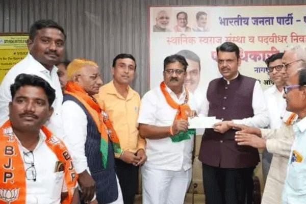 Suresh Waghmare donation, former MP contribution, Chief Minister Relief Fund, Devendra Fadnavis, Maharashtra flood relief, farmer support Maharashtra, Alipur news, Shri Ganesh Petrol Pump donation, Vitthal Rukmini Mandir trust, temple trust donation, CM fund Nagpur, natural disaster aid, political social responsibility, Maharashtra farmer relief, rain damage Maharashtra, CM relief fund support, Waghmare social contribution, political leader donation, temple committee donation, Nagpur event CM fund