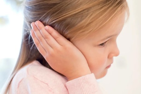 मुलांच्या कानात आणि नाकात तेल घालणे योग्य आहे की अयोग्य?