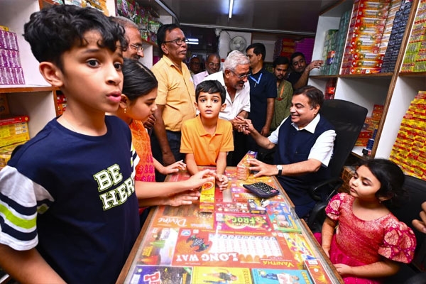 Gadkari shopping with grandchildren
