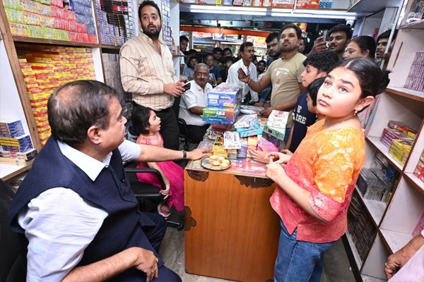 Gadkari shopping with grandchildren