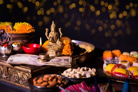 दिवाळी पूजा मार्गदर्शक: देवी लक्ष्मीसाठी लागणारे साहित्य आणि विधी!