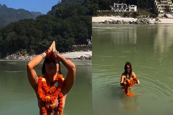 foreign-woman-bathes-in-ganga foreign-woman-bathes-in-ganga