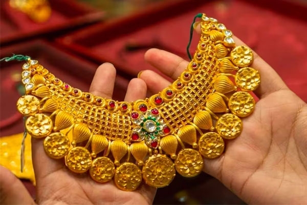 Gold prices fall on Padwa