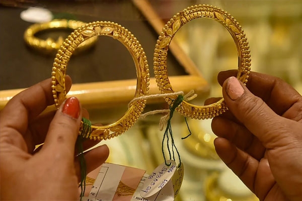 Gold fell by 12,000 in 12 days Gold fell by 12,000 in 12 days