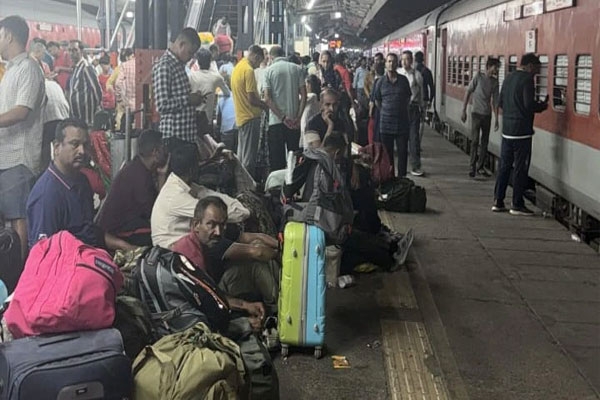 passengers-suffer-due-to-train-delays