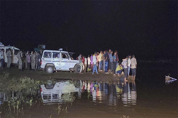 vehicle-falls-during-durga-idol-immersion