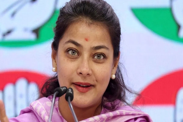 praniti-shinde-is-a-traitor