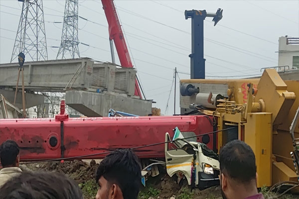 crane-collapses-on-vehicles-dhar