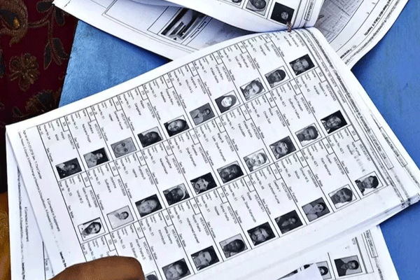 Pandharkawda municipal election, ward restructuring confusion, voter list error, Ward 9 and Ward 10 mix-up, Ankit Naitam complaint, State Election Commission Maharashtra, voter rights violation, administrative negligence, Maharashtra Nagar Parishad Act 1965, voter list irregularities, High Court petition threat, Nagpur Bench, transparent elections, voter list correction demand, local governance issues, Maharashtra civic elections 2025, ward boundary dispute