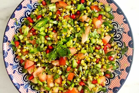 नाश्त्यासाठी बनवा फायबरयुक्त उकडलेले चणे आणि मूग डाळीचे चाट