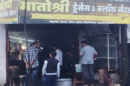 भीषण आगीत कापड दुकान जळून खाक